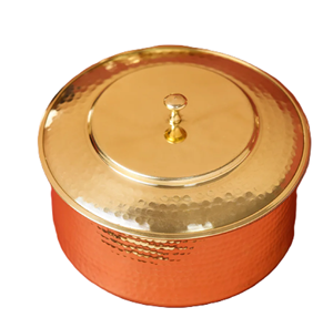 Sofisticada taza curva de latón con un elegante borde de enredadera grabada y un ribete acampanado. Disponible a precio de mayorista. - Product Image 3