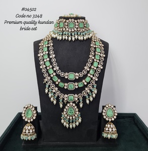 Conjunto de joyería nupcial Green Kundan 04502, collar tipo choker y juego de aretes con perlas, para bodas, fiestas y compromisos. - Product Image 2