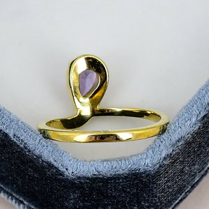 Anillo minimalista chapado en oro amarillo con amatista, plata de ley 925 maciza, engaste de garras, para uso diario, con gema de corte pera, para mujer. - Product Image 4