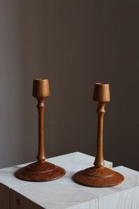 Support de bougies triple conique en bois de noyer, design moderne et minimaliste, sculptural, centre de table architectural, objet décoratif d'art pour la maison - Product Image 2