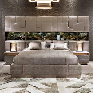 Cama King Size California de Madera de Teca Sólida Moderna y Lujosa con Cabecera Tapizada y 2 Mesitas de Noche, Juego de Dormitorio - Product Image 1