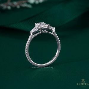 Elegante Anillo de Compromiso con Diamante Corte Esmeralda Claridad VVS2 Solitario Premium Disponible en Monturas de Oro Sólido de 9k, 10k, 14k y 18k - Product Image 3