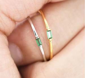 แหวนเงินแท้ประดับเพชร CZ ทรงบาแกตต์สีเขียวมรกต หรือแหวนเงินแท้หรือทองคำประดับเพชร CZ ทรงบาแกตต์แบบมินิมอล - Product Image 1