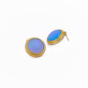 Boucles d'oreilles clous rondes en opale de Welo plaquées or, avec opale d'Éthiopie naturelle - Bijoux en laiton faits à la main, cadeau pour femme - Product Image 3