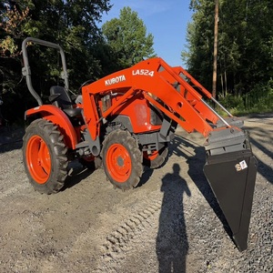 Tracteur de jardin Kubota L3800 rouge 4x4 40 CV à transmission par engrenages, niveau de sécurité élevé, chargeuse sur roues, lame de nivellement, fourches à palettes - Product Image 4