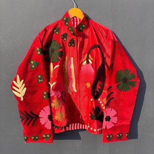 Chaqueta de terciopelo rojo bordada a mano, abrigo Suzani hecho a mano, blazer de patchwork para mujer, ropa de fiesta bohemia, manga larga, regalo para ella - Product Image 1