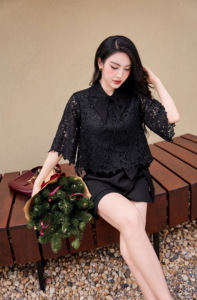 Blusa de Encaje Floral Negra para Mujer, 100% Poliéster, con Detalle de Lazo, Cuello con Muescas, Media Manga, Dobladillo Festoneado, Estilo Femenino CARTER - Product Image 5
