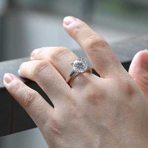 Bague solitaire de promesse en diamant rond de 2,02 carats, cultivé en laboratoire, scintillant, pour femme, en or blanc 14 carats, cadeau de mariage pour la mariée - Product Image 4