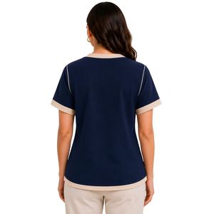 T-shirt pour femme bleu marine et beige à col en V et manches courtes, broderie florale, bordure contrastante, logo personnalisé, détail boutonné, vêtements en gros - Product Image 2