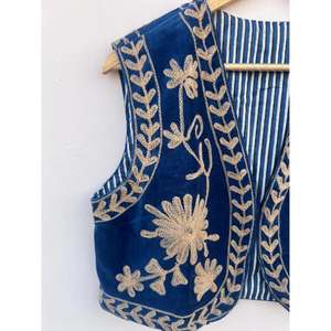 Gilet traditionnel bleu en coton brodé de fleurs, style Suzani, manteau court vintage respirant, cadeau pour elle, vêtement d'extérieur chaud - Product Image 3