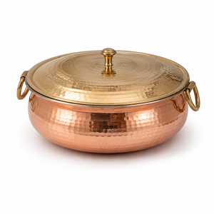Olla de Cobre Martillado Artesanal con Tapa y Asas de Latón, Utensilio de Cocina Tradicional Indio, Cacerola para Servir - Product Image 1