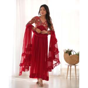 Conjunto de Kurta Bordada Roja Talla XS de Aayna Clothing Naira, 700g, Diseño de Corte Elegante - Product Image 4