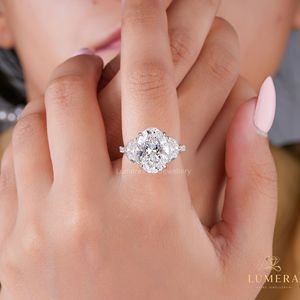 Bague de fiançailles à trois pierres en diamant de laboratoire taille ovale, certifiée IGI, avec pierres latérales demi-lune assorties et élégante bande pavée. - Product Image 1
