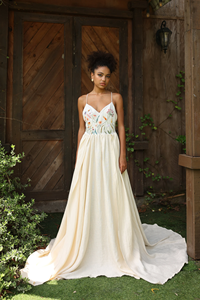 Vestido Maxi sin Mangas de Algodón y Seda Crema con Bordado a Mano para Mujer, Elegante Vestido de Verano con Bordado Floral Artesanal y Cuello en V - Product Image 2