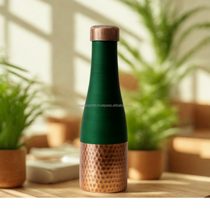 Bouteille d'eau classique en cuivre pur avec finition polie lisse, conçue pour une hydratation quotidienne saine et pour le bien-être. - Product Image 6