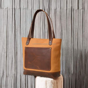 Sac fourre-tout en toile de cognac avec poche en cuir et bandoulière confortable caractéristique portable - Product Image 1