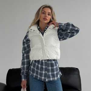 Colección GRACE: Chaleco Acolchado para Mujer, Color Marrón Denim, Chaqueta sin Mangas para Otoño, Color Sólido, Cálido, Tejido Estándar, con Capucha y Cierre - Product Image 6