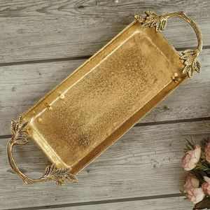 Plateau de service rectangulaire en métal doré texturé, fait main, moderne, avec poignées en forme de branche botanique, pour décoration de luxe et d'intérieur - Product Image 1