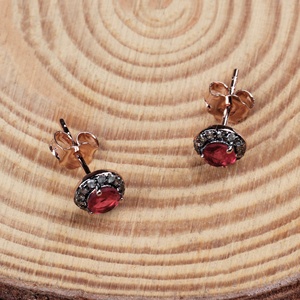 Vente en gros de boucles d'oreilles clous en argent sterling 925 plaqué or rose avec halo de diamants et rubis naturels ronds, Memoria Jewels - Product Image 4