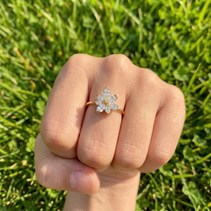 Anillo de Compromiso de Oro de 14K con Diamantes Cultivados en Laboratorio CVD en Forma de Flor de Lujo - Product Image 2