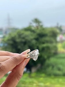 Bague de fiançailles de luxe à trois pierres, émeraude poire et diamant de laboratoire taille ronde, en or 14 carats, personnalisable, bijoux de mariage - Product Image 2