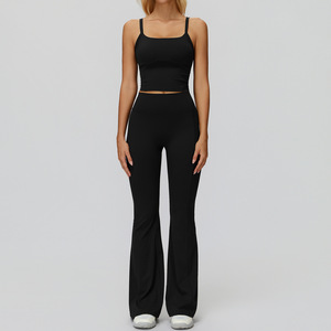 Conjunto de yoga y fitness: Top corto y pantalones acampanados de cintura alta con efecto fruncido, transpirables, cepillados, de secado rápido, para gimnasio y running, con logo personalizado. - Product Image 1