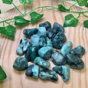 หินมรกตธรรมชาติทรงกลมแกะสลักลายฉลุขัดเรียบสีเขียว คริสตัลบำบัดเรกิ สำหรับการทำเครื่องประดับ - Product Image 5