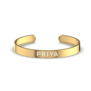Bracelet jonc personnalisé en or jaune 14 carats avec nom et lettre, serti de diamants Moissanite de clarté VVS1 pour femme - Product Image 1
