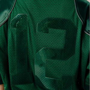 เสื้อฟุตบอลอเมริกันตาข่ายสีเขียวระบายอากาศได้ดี 220GSM ทรงโอเวอร์ไซส์ หมายเลขปั๊มนูน แผงแบบกำหนดเอง เสื้อฟุตบอลกีฬา ขายส่ง - Product Image 2