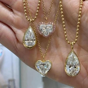 Charmes pour homme en forme de cœur en moissanite taille poire, avec halo de diamants CZ roses, serti à griffes avec un serti à bélière, en forme de larme, en argent sterling 925 - Product Image 2