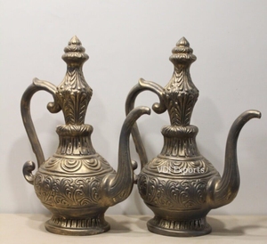 Juego de Jarrones Decorativos Suraahi Antiguos en Resina de Poliéster – Jarra Estilo Mughal Vintage para Decoración de Bodas Indias y Eventos de Lujo - Product Image 1