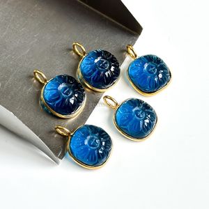 Colgante de Flor Tallada en Cuarzo Topacio Azul de Londres, Chapado en Oro Vermeil sobre Plata de Ley, Amuleto de Piedra Preciosa, Colgante de Cristal Hecho a Mano, Floral, Venta al por Mayor - Product Image 4