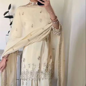 Lanzamiento de un Nuevo Conjunto de Diseñador para Mujer, Ideal para Bodas y Fiestas, con Top, Sharara, Plazzo y Dupatta, en Material Crepé Natural con Estampado Floral, de Secado Rápido - Product Image 1