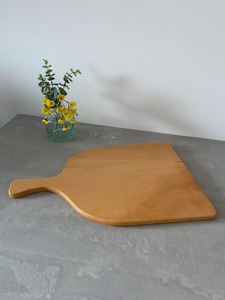 Tabla de cortar de madera con asa, tabla de servir de madera natural maciza con acabado pulido liso para preparación de alimentos y servicio en la cocina - Product Image 3