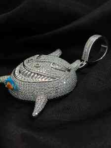 Colgante de Moissanita con Forma de Animal Adorable, Plata 925, Microincrustaciones, Corte Brillante Redondo, Amuleto Temático, Uso Diario Unisex - Product Image 1