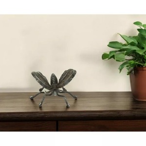 Sculpture d'abeille Home Roots pour table, 9,5x10x3,5 pouces, décoration artistique faite à la main pour table, décoration contemporaine pour salon - Product Image 1
