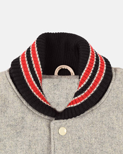 Veste universitaire en laine grise pour homme, manches beige, blocs de couleur, col montant, boutons, style baseball, veste universitaire classique grise pour homme - Product Image 4