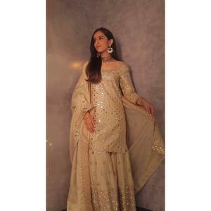 ชุดชิคูแบบทันสมัย ประดับด้วยงานปักลายฉลุบนกระดาษฟอยล์ พร้อมผ้าคลุมไหล่ - Product Image 1