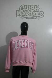 Sudadera DERENICK PINK con cuello alto, 100% BLANCA, con apliques bordados, cuello ancho, hilos finos. - Product Image 3