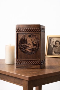 Urne funéraire artisanale en bois en forme de cerf avec scène forestière rustique, écologique, pour crémation - Product Image 4