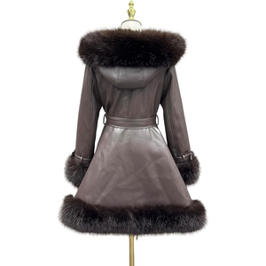 Manteau long en cuir véritable pour femme avec garniture en fourrure, élégant, ceinturé, pour l'hiver – Fournisseur de vêtements de mode sur mesure en gros - Product Image 2