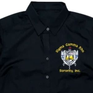 Camisa Negra de Mujer con Botones y Escudo Bordado de Hermandad, Camisa de Vestir de Manga Larga con Cuello para Prendas Griegas Personalizadas - Product Image 3
