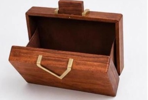 Bolso de Mano Moderno de Madera con Diseño Creativo en Forma de V de Latón, Regalo Promocional Novedoso, Bolso de Moda de Lujo - Product Image 3