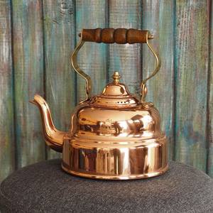 Théière en cuivre vintage faite à la main avec poignée en bois pour un service élégant du thé et une présentation à la maison, pour la décoration intérieure, les hôtels et les restaurants. - Product Image 1