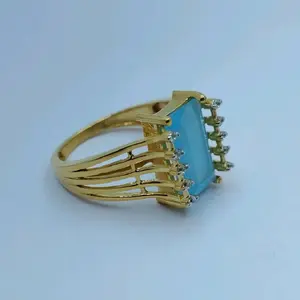 Bague élégante plaquée or 22 carats pour femme, ornée d'une grande pierre bleu aqua taille émeraude - Product Image 1