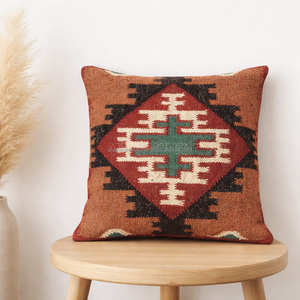 Housse de coussin décorative vert olive Kilim avec motif diamant tribal pour une décoration organique moderne, style farmhouse et rustique - Product Image 6