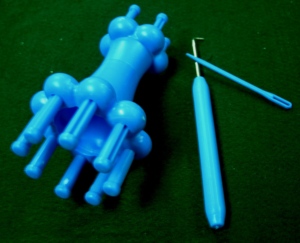HC0162 Spool Loom w/chrochert and <b>plastic</b> needle| Blue <b>Plastic</b> Spool Loom with Crochet <b>Hook</b> and Needle Portable Crochet Kit - Product Image 3