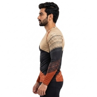 Rashguard confortable pour homme, doté d'un tissu extensible, d'un ajustement sûr et d'une liberté de mouvement totale pour l'entraînement et les sports.