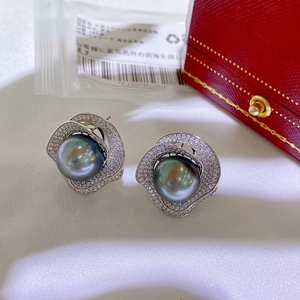 Pendientes de Botón Clásicos y Versátiles de Oro G18k con Perla Negra Natural de 8-9 mm, Redondos, con Micro Imperfecciones, Personalizados - Product Image 2