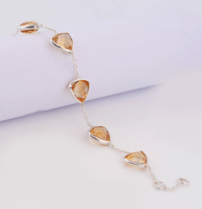 กำไลข้อมือเงินแท้ 925 ประดับอำพันซิทรินสีเหลืองธรรมชาติทรงทริลเลียนคัท พร้อมสายโซ่แบบมินิมอลปรับได้ - Product Image 3